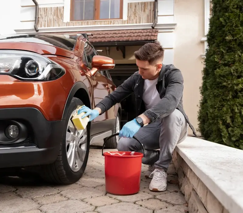 Lavage auto à domicile Les Menus : professionnel intervenant sur un véhicule